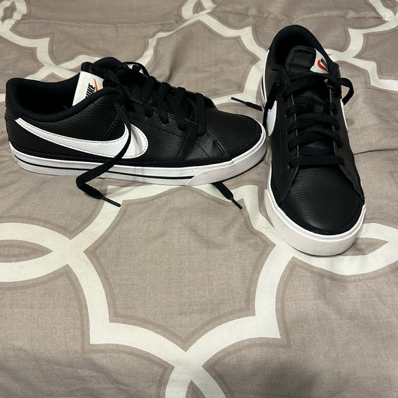 Women’s black and white Nike shoes - Picture 4 of 5
